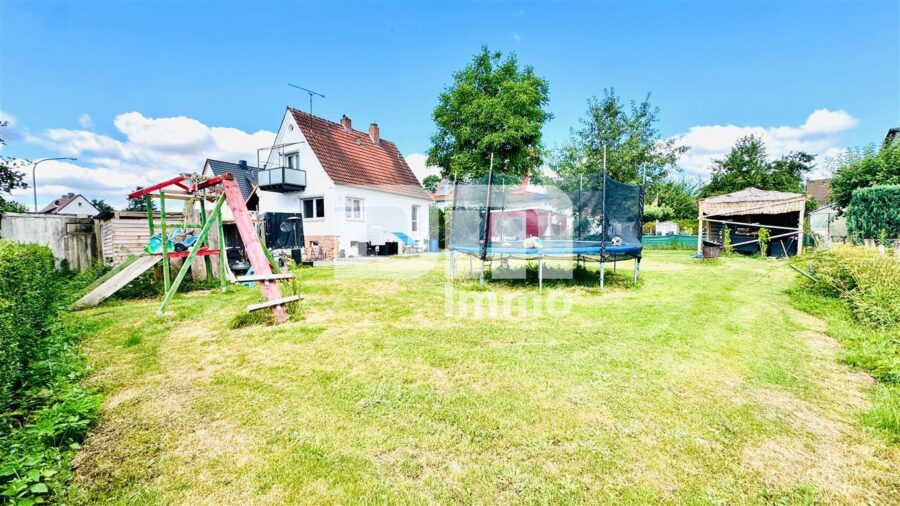 Kernsaniertes Einfamilienhaus mit Doppelgarage, großem Garten und Home-Office-Oase - Großer angelegter Gartenbereich